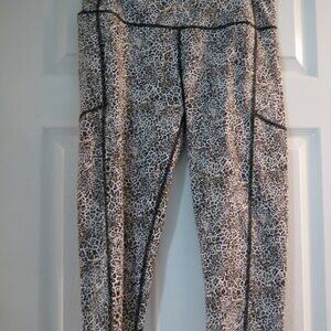 EUC Victoria Sport Knockout Size L Leopard Animal Print Capri Leggings Pants